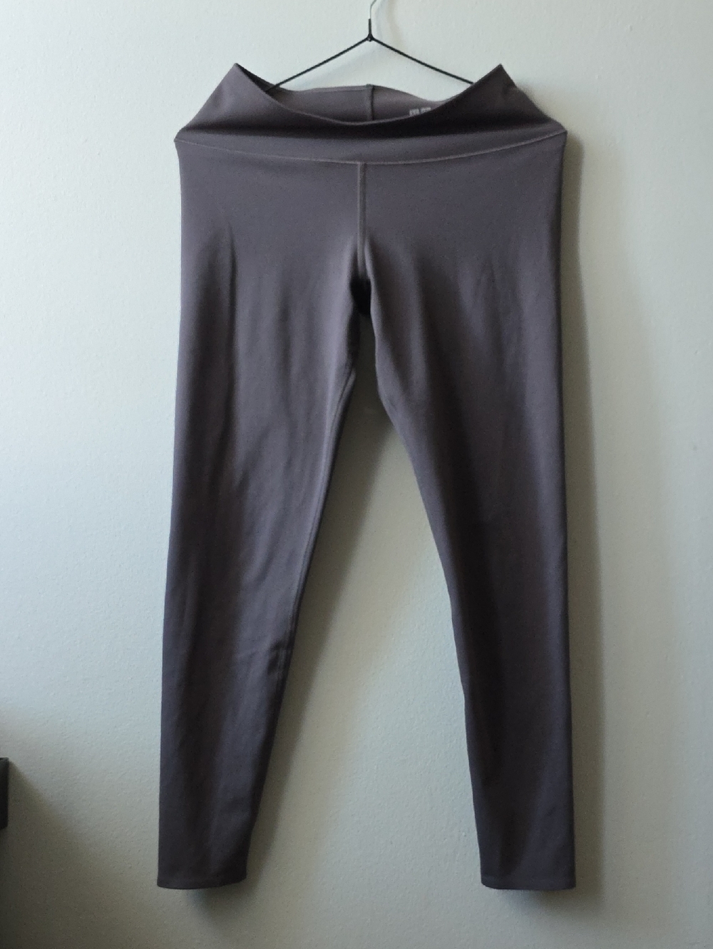 Uniqlo High-Waisted Solid Leggings in Dark Gray